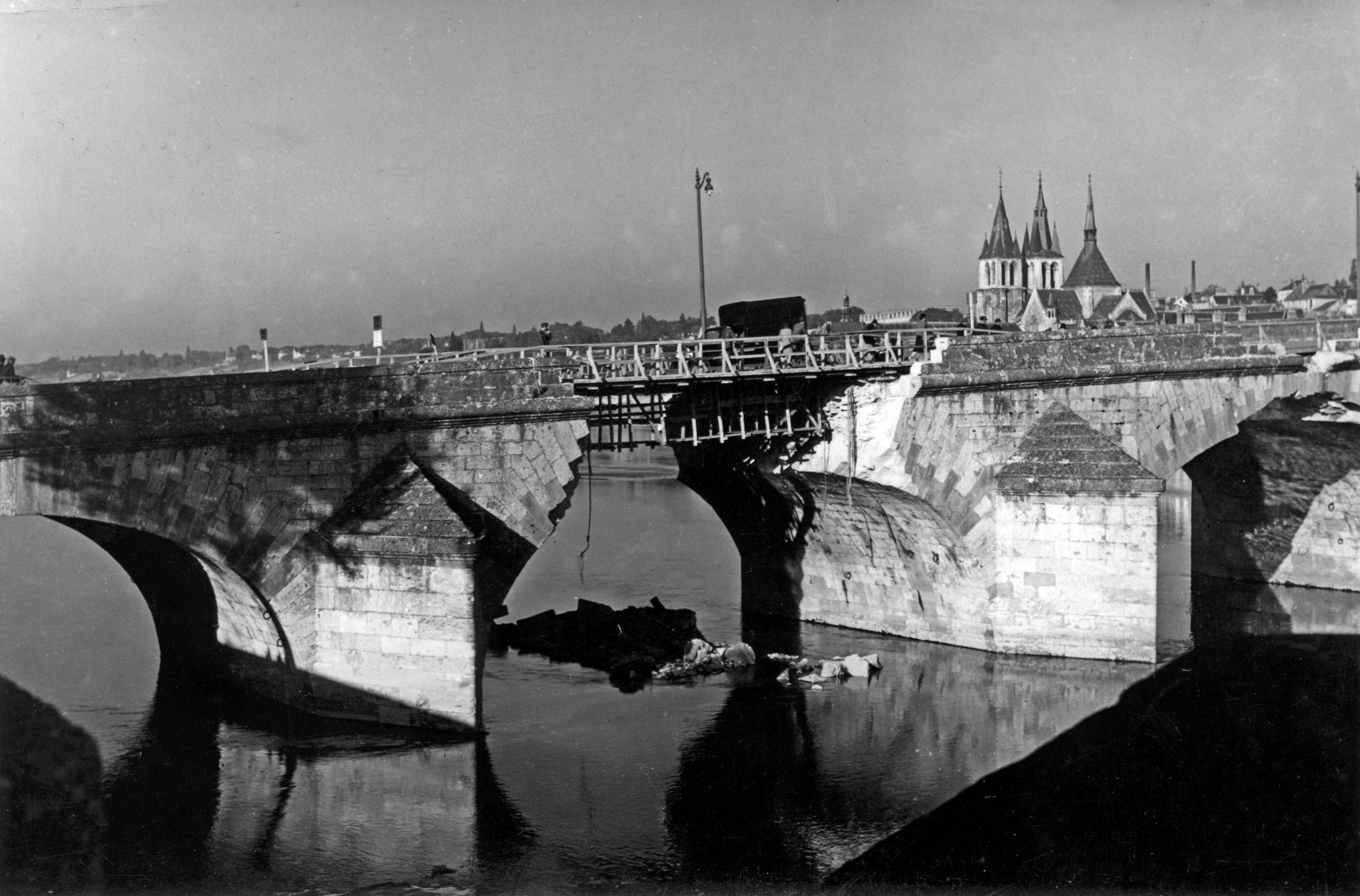 Le pont Jacques-Gabriel après son dynamitage par les forces françaises