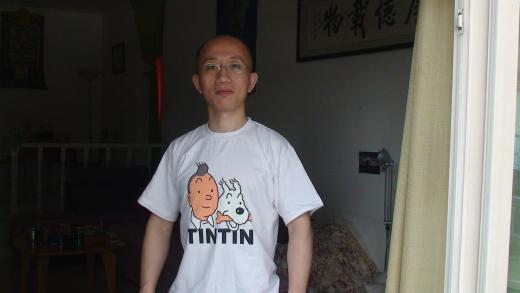 Le dissident chinois Hu Jia en T-shirt Tintin pour sa première photo post-libération