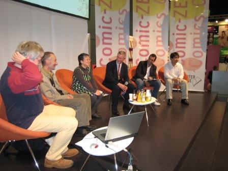 Le panel sur le march� mondial de la bande dessin�e : De g. � dr. le Dr Andreas Dierckx (Allemagne), animateur de la table ronde, Jose Maria Berenguer (Espagne), Chigusa Ogino (Japon), Didier Pasamonik (France), Claudio Curcio (Italie) et Hee-Eun Jung (Cor�e). Photo : L�Agence BD. > ActuaBD