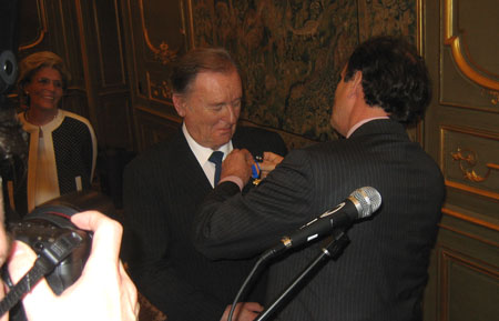 Albert Uderzo décoré par la Reine de Hollande