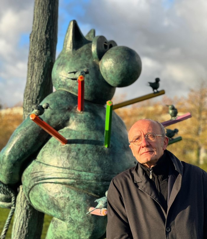 Philippe Geluck pose définitivement son Chat face au Mémorial de Caen