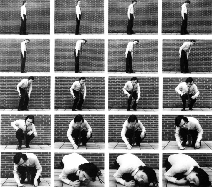 Jacques Lizène - Contraindre le corps à s'inscrire dans le cadre de la photo, 1971, photographies N.B, tirages argentiques, 76 x 89 cm.